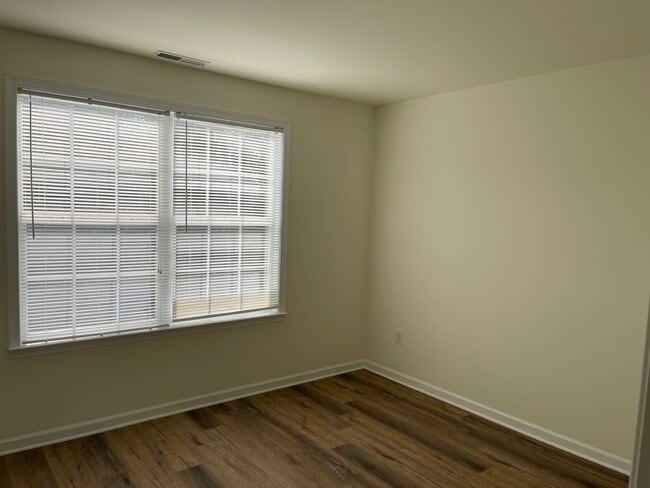 Building Photo - Spacious Duplex close to schools and shopping. Move in mid-June