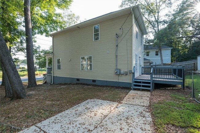 Building Photo - 1331 Memorial Dr SE