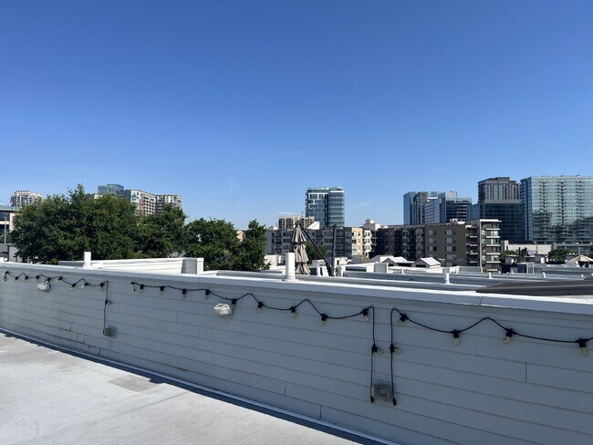 Building Photo - "Spacious Urban Living: 3-Bedroom Townhouse with 3.5 Baths in Nashville's Vibrant Core!" STUNNING...