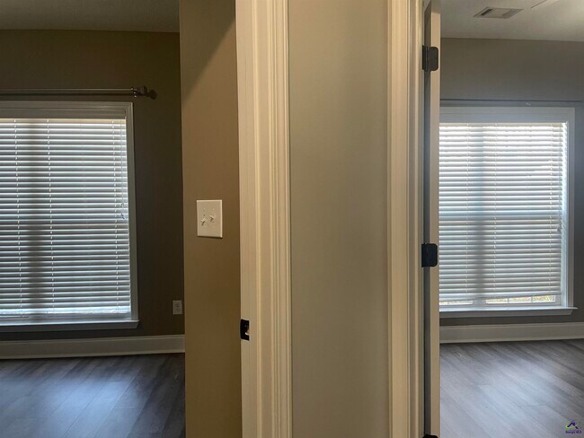 Building Photo - 712 Post Oak Way