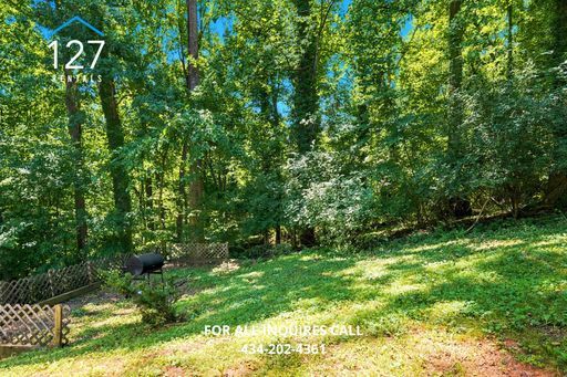 Building Photo - Charming 2 Bed/1 Bath Property in Quiet Neighborhood