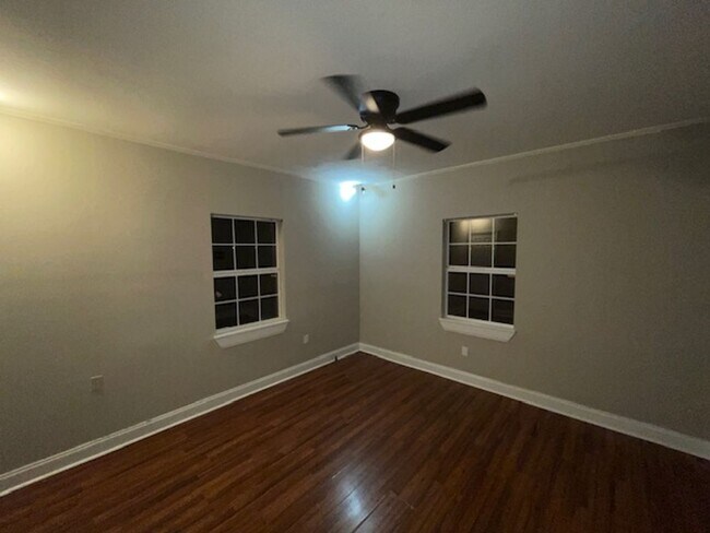 Building Photo - 3 bedrooms 1 bath