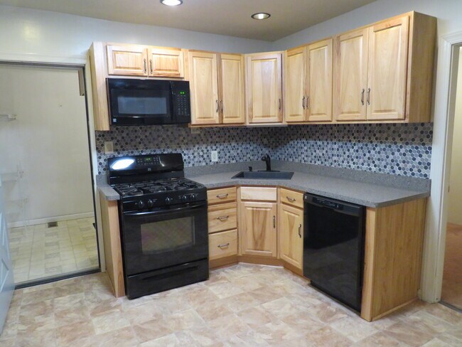 Building Photo - 2002 Cottage Ave