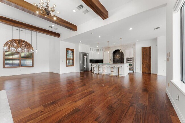 Building Photo - Elevated Executive Living in Lake Forest