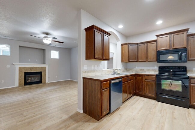 Building Photo - Beautifully maintained 3 bedroom 2.5 bath home