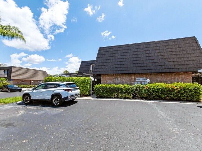 Building Photo - 128 Lake Point Ln