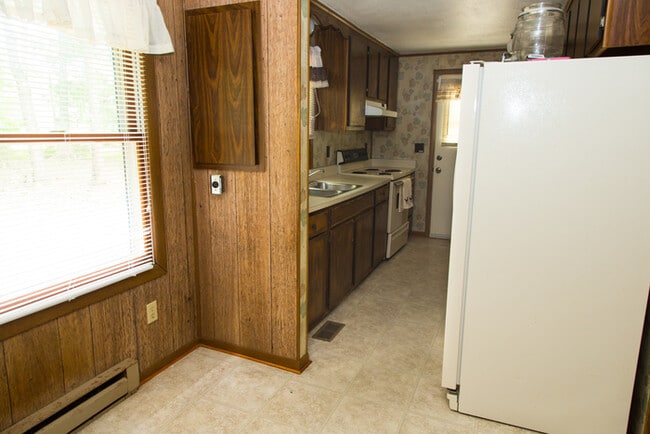 Building Photo - Country living in Cedar Grove