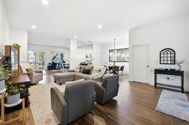 Building Photo - 2615 SE 5th Ct