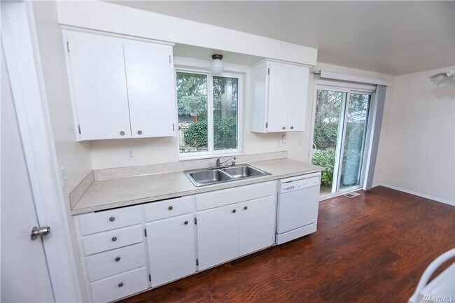 Building Photo - Very Nice Rambler In Quiet Cul de sac with Garage
