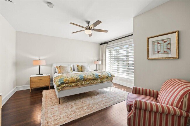 Building Photo - 1313 E Lake Dr