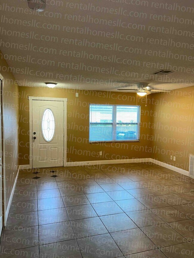 Building Photo - Remodeled Patio Home, Minutes Away From UCF, Technology Park, & the E/W Expressway