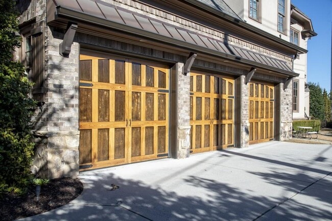 Building Photo - 2170 Heathermoor Hill Dr NE