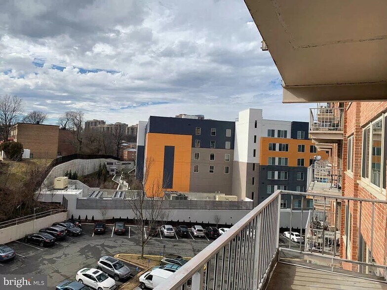 Balcony-RV - 4520 King St