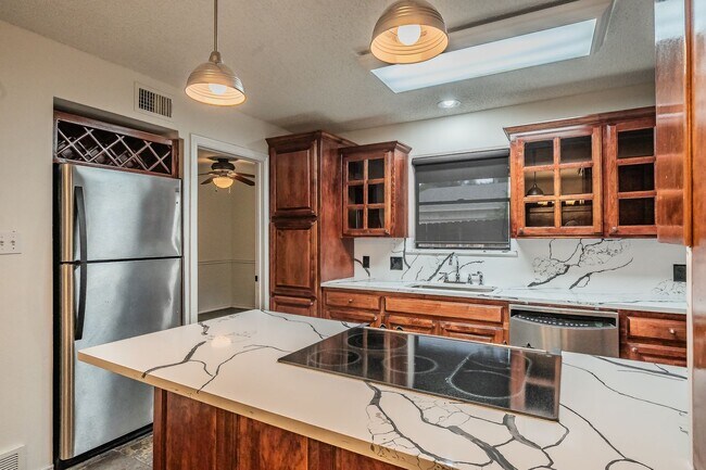 Building Photo - Amazing Townhome