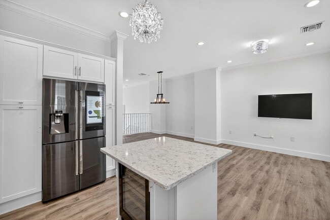 Building Photo - 508 N Birch Rd