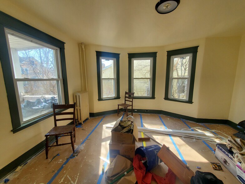 incredible front room with light pouring in from these beautiful bay windows and large front window - 321 Odell Ave