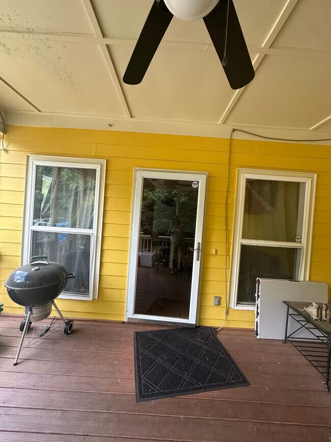 Building Photo - Large 4 Bedroom, 3 bathroom house near Downtown