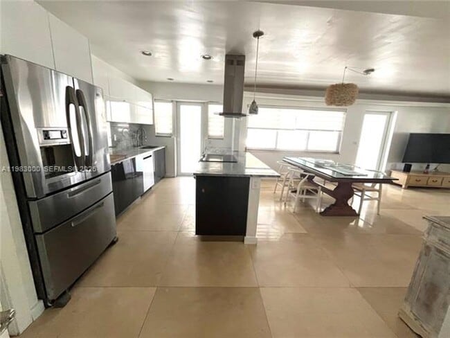 Building Photo - 10190 Collins Ave
