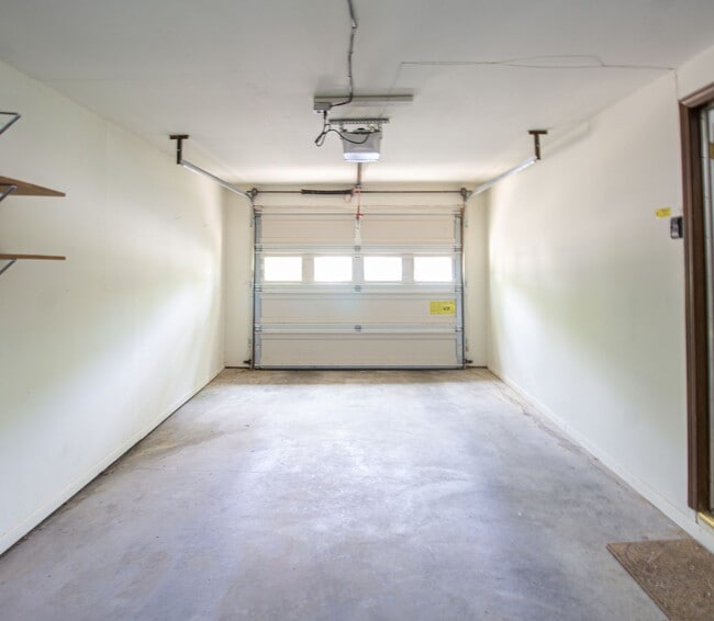 Building Photo - 3 Bed 1.5 Bath Condo in Lakewood Estate