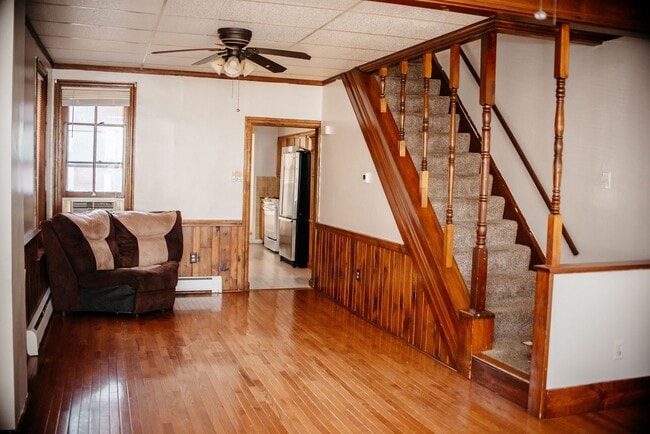 Building Photo - 3 Bedroom, 2 Bath Rown Home, 1st Floor Features 1 Bed and 1 Bath