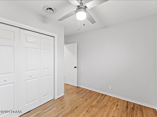 Building Photo - 879 Ponderosa Dr
