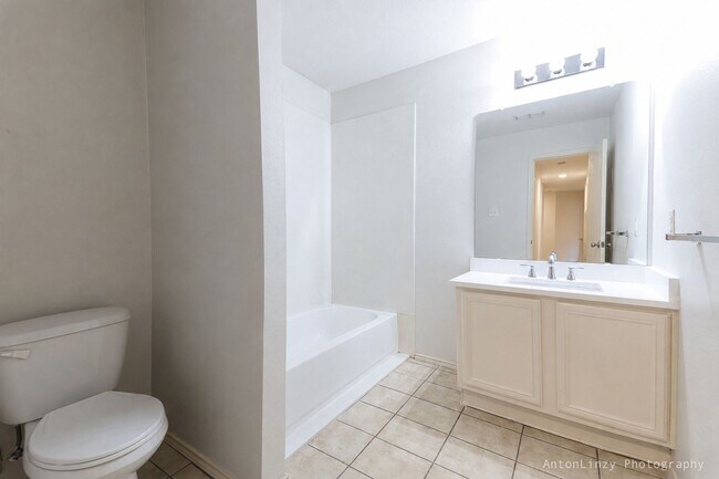 Building Photo - 2374 Somerset Dr