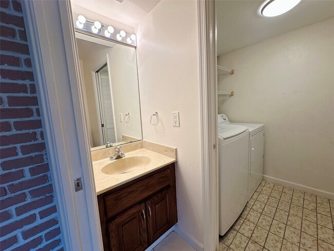 Building Photo - 444 Pine Cir