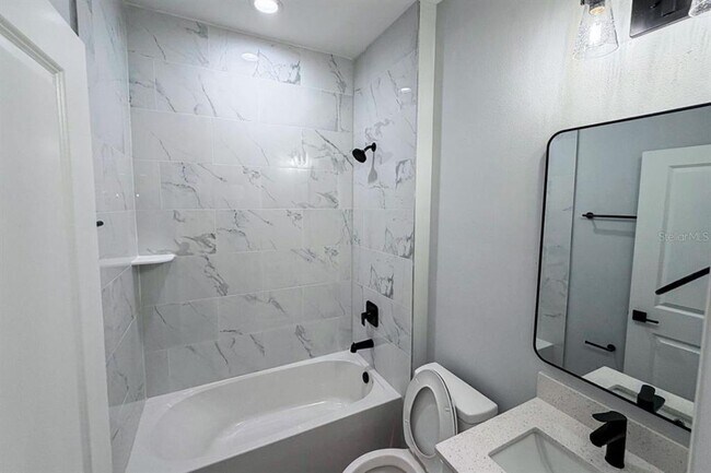 Building Photo - 2006 E 6th St