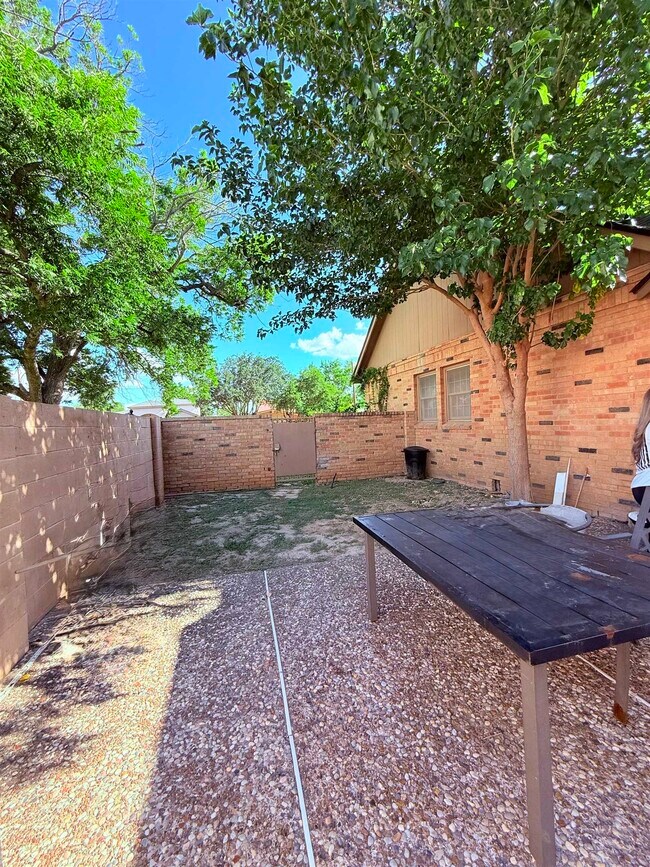 Building Photo - 1608 Mier St