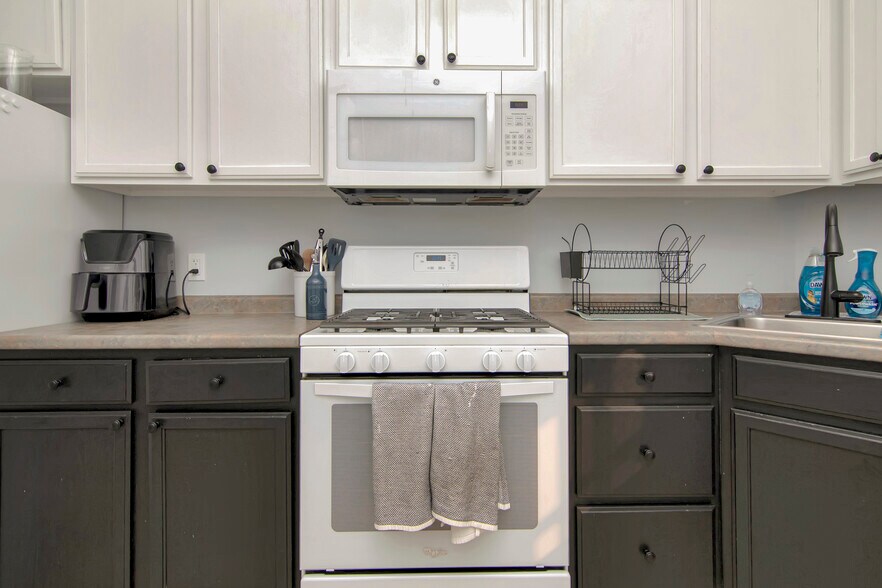 Building Photo - 452 42nd St