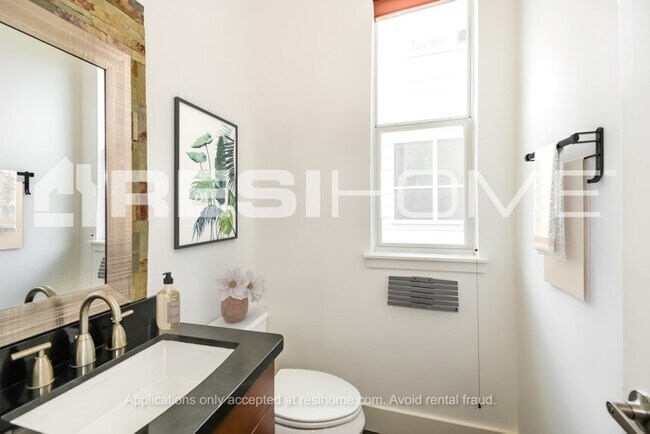 Building Photo - 5610 Schuler St
