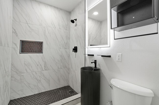 Building Photo - Fully Remodeled 2BR with Modern Upgrades &...