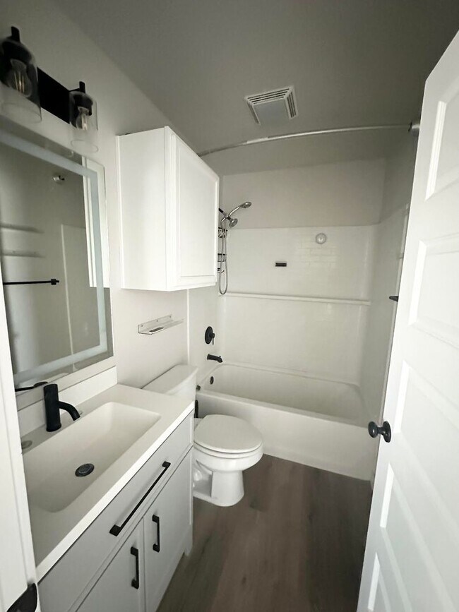 Building Photo - 3 Bed 2 Bathroom for Rent!