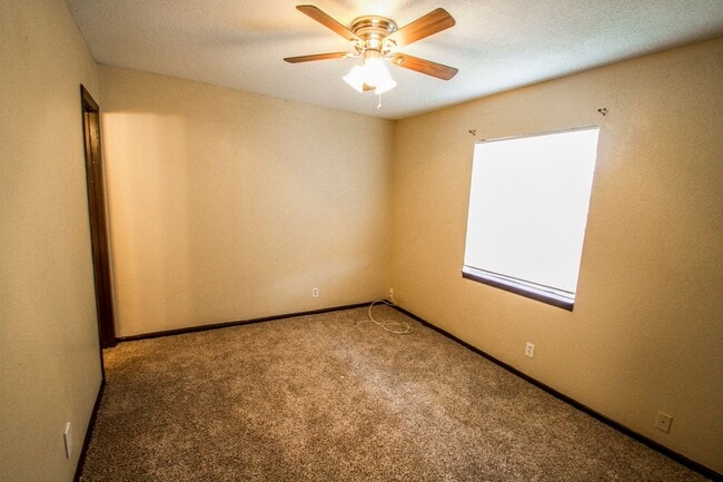 Building Photo - Your Family Home Near Dowtown