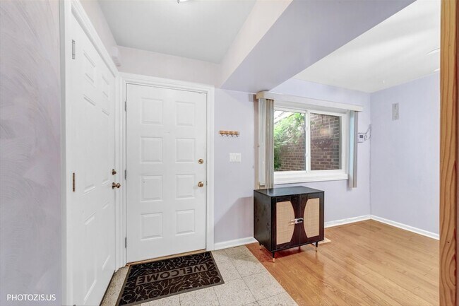 Building Photo - 411 Hickory Dr