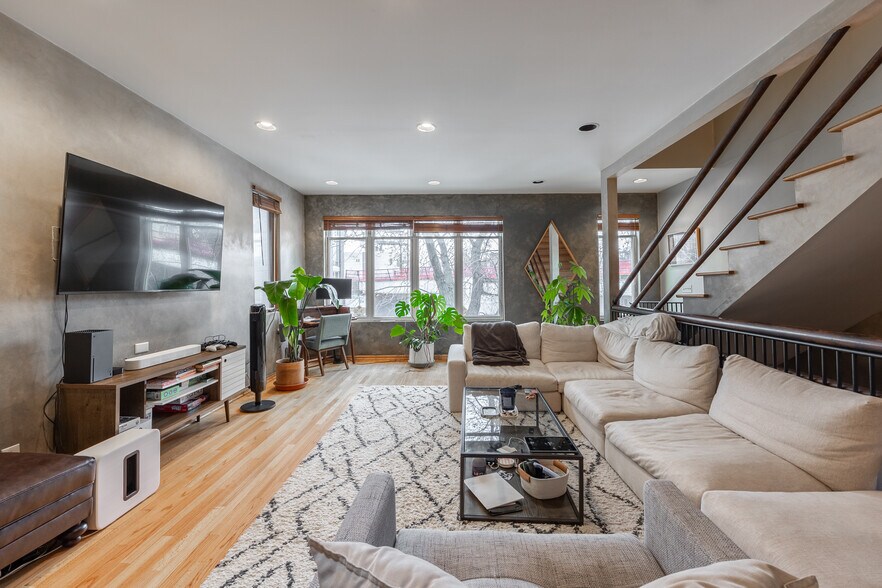 Building Photo - 1224 W Augusta Blvd