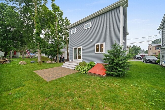 Building Photo - 15 Lakeview Ave