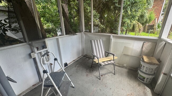 Building Photo - Single Family Home - Three Bedroom Under R...