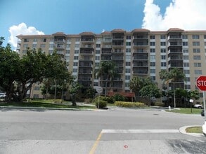 Building Photo - 4174 Inverrary Dr
