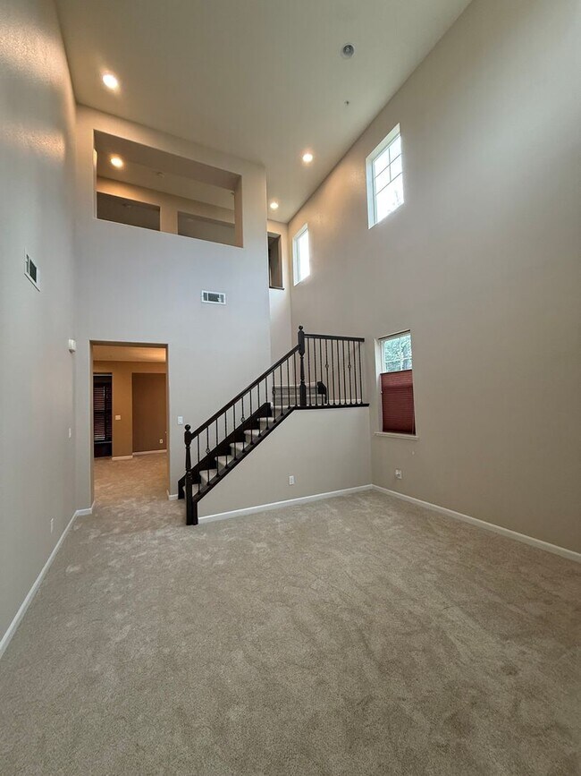 Building Photo - Private Cul-de-Sac Home in Gated Roseville Community with Views