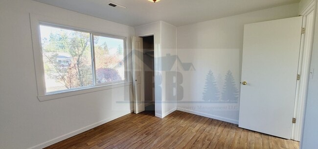 Building Photo - Absolutely Gorgeous 3 bd, 1 ba House locat...