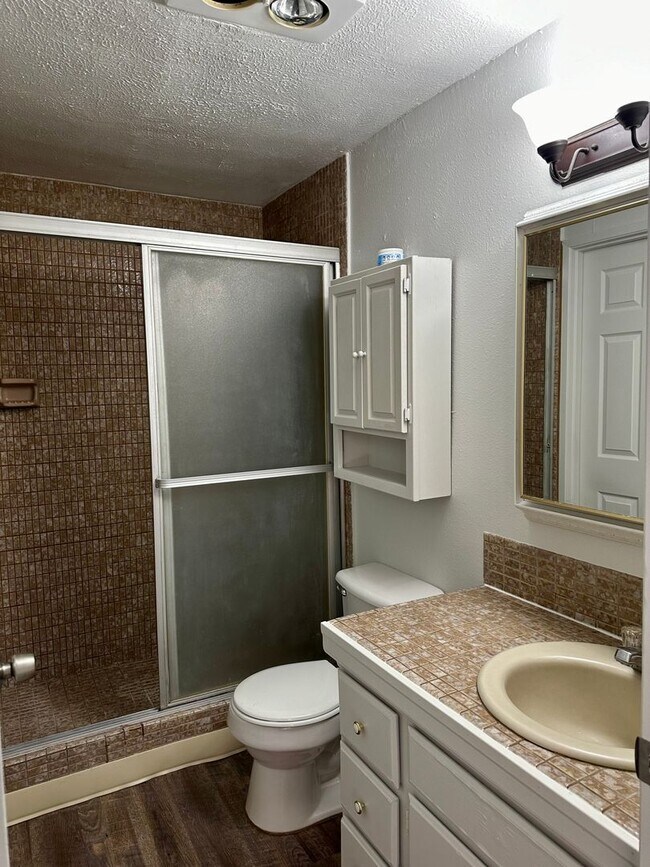 Building Photo - Spacious 3bdrm, 1bath Apt in Moyina Heights