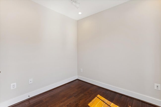 Building Photo - 625 Park Rd NW