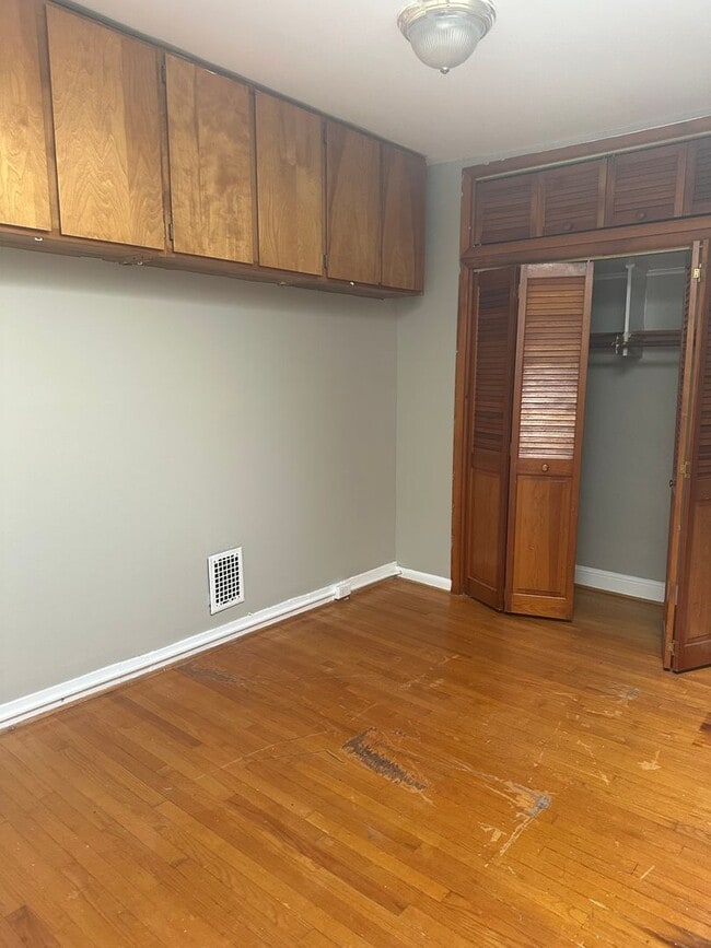 Building Photo - Spacious Home! W/D Hook-Up! Available Now!