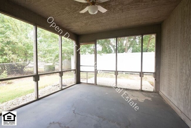 Building Photo - 15110 Tally Ho Dr