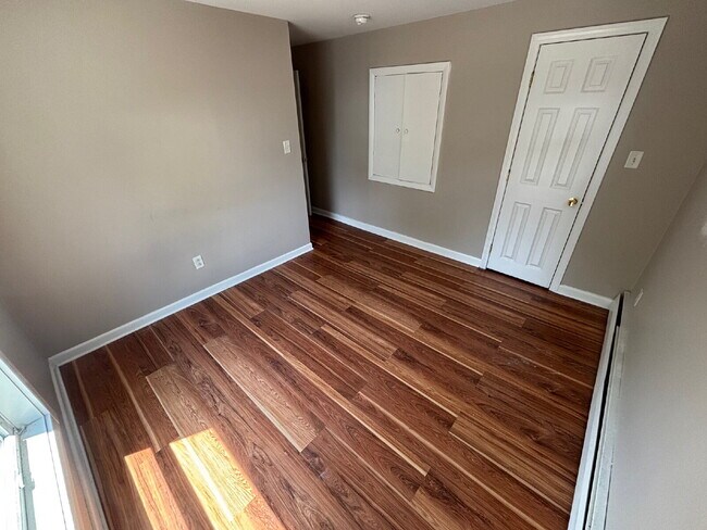 Building Photo - Charming 2BR Apartment with Heat Included – Convenient Springvale Location!