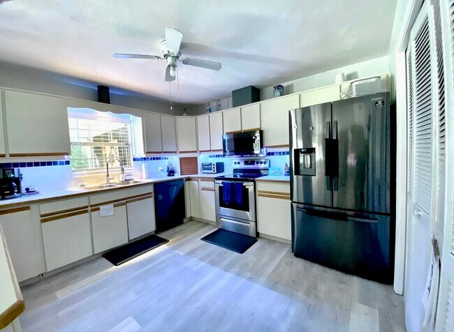 Building Photo - 6106 Everglades Dr