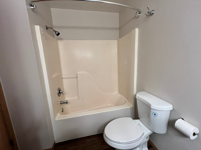 Building Photo - 5473 Glenridge Way