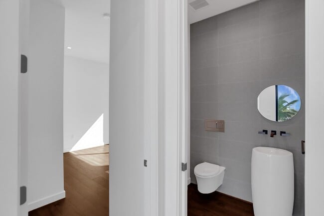 Building Photo - Gorgeous New Townhouse on the Beach