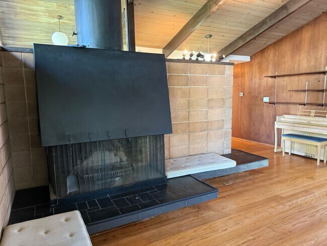 Building Photo - Desirable St Francis Neighborhood